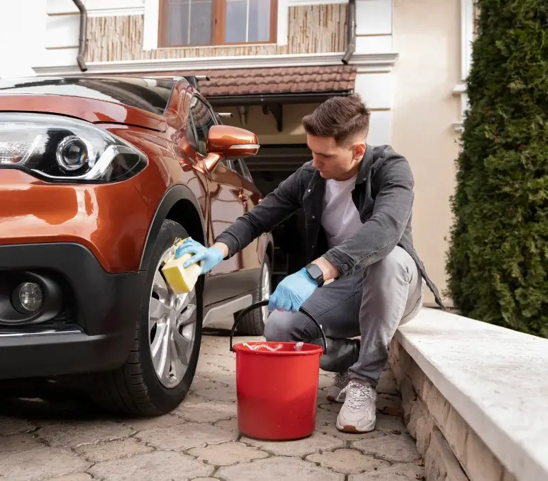 Lavage auto à domicile Arnouville-lès-Mantes : professionnel intervenant sur un véhicule